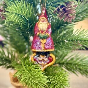 Retired Pam Schifferl Christmas Folk Art 
Primitive Santa on heart Ornament